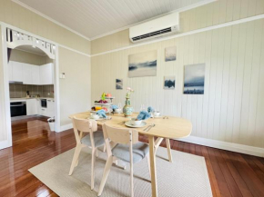 Stylish & Bright 3-BDRS Family in Holland Park West, Brisbane